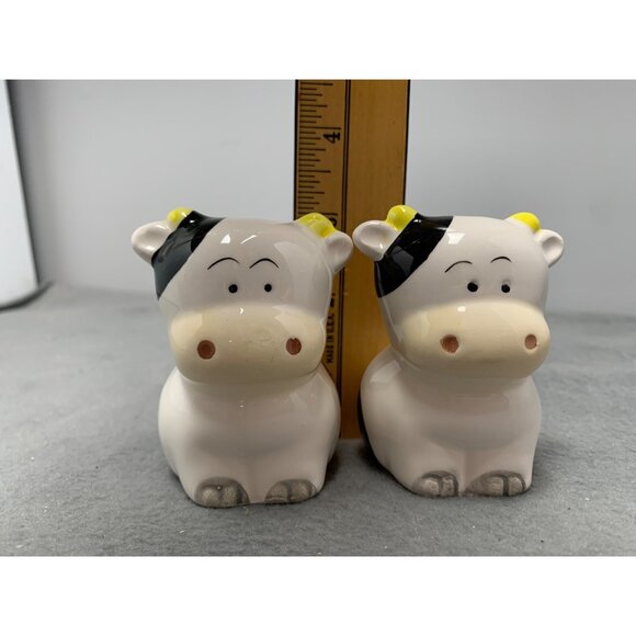 Vintage Ceramic Cow Salt & Pepper Shakers Figurine Set 1960s - Picture 6 of 9